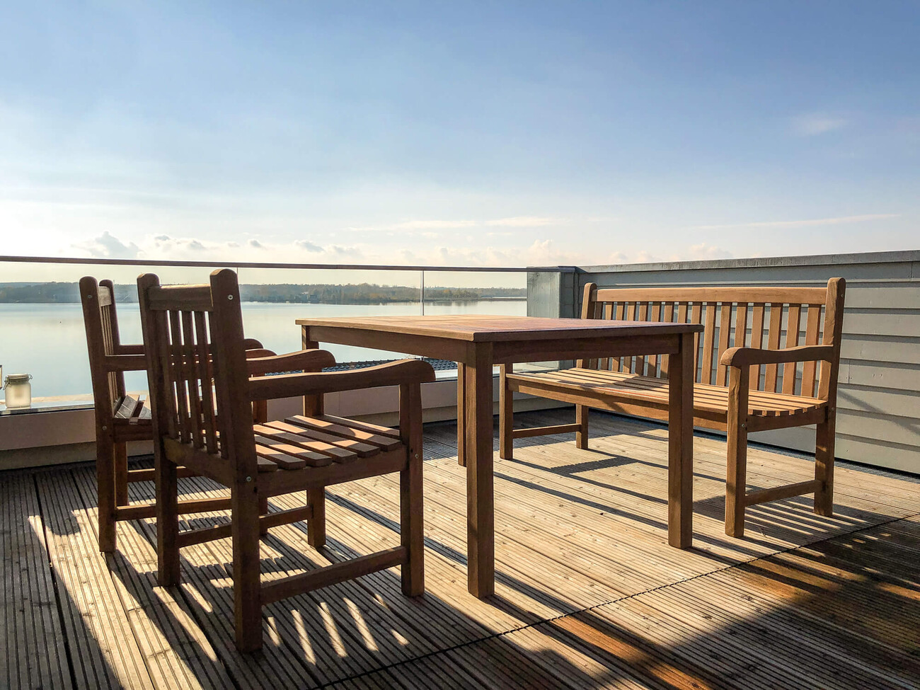 Wohnung 4: Gemütlicher Esstisch auf der Dachterrasse mit Panoramablick auf den Hainer See.