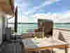 Wohnung 4: Blick über die riesige Dachterrasse mit sehr hochwertigem Strandkorb auf den Hainer See.