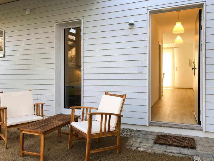 Wohnung 2: Blick von der hinteren Terrasse neben dem Wohnungseingang in die Wohnung. 